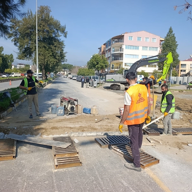 Büyükşehir ekipleri kentin dört bir yanında çalışmalarını sürdürüyor
