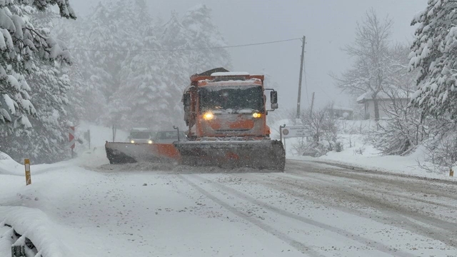 Ahmetusta geçidi'nde kar mesaisi: Ekipler seferber oldu
Kar yağışı ulaşımda sürücülere zor anlar yaşatıyor