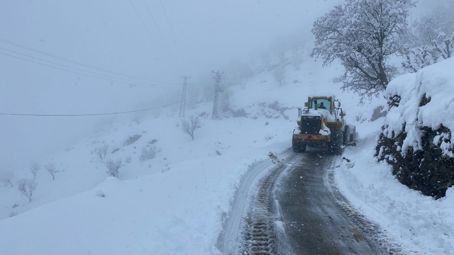 Batman'da 115 yerleşim yerinin yolu kardan kapandı