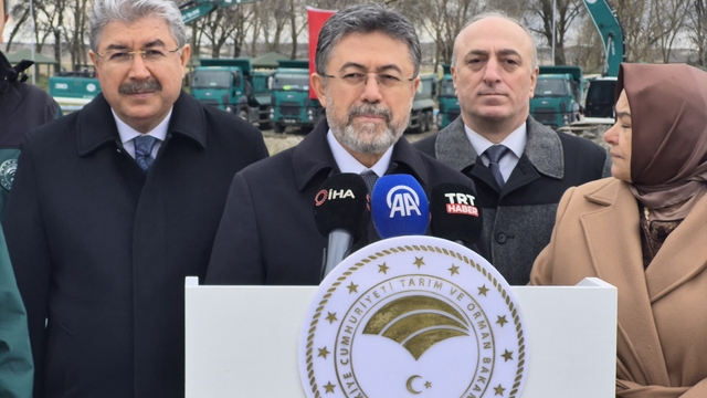 Çifteler Belediyesi hakkında hukuki süreç başlıyor
Bakan Yumaklı, Sakaryabaşı Nehri hakkında açıklama yaptı
Tarım ve Orman Bakanı İbrahim Yumaklı:
"Sakarya Nehri'nin çıkış noktası yeniden eski haline getirildi"
"İzinsiz yapılan işlemlerle ilgili hukuki süreçler yürütülecektir"