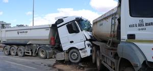 Hafriyat kamyonları çarpıştı: 1 yaralı