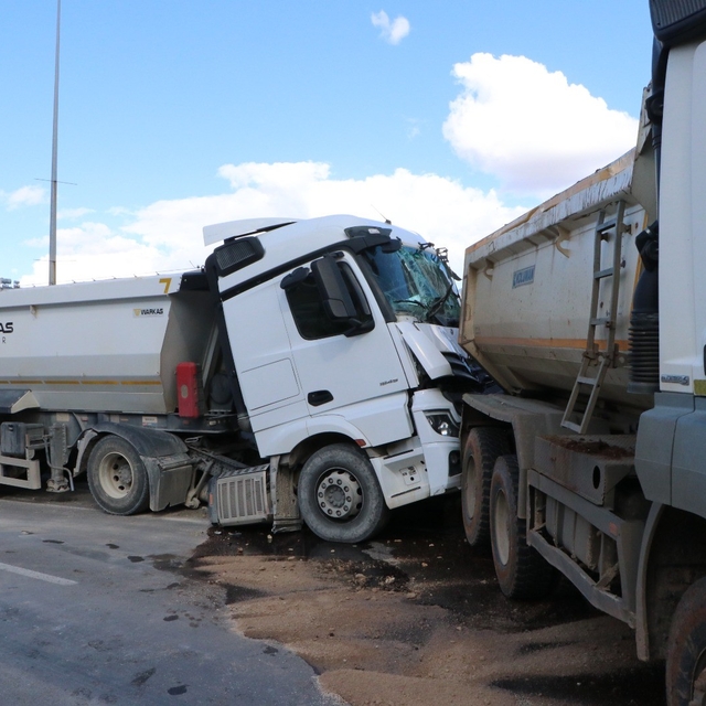 Hafriyat kamyonları çarpıştı: 1 yaralı