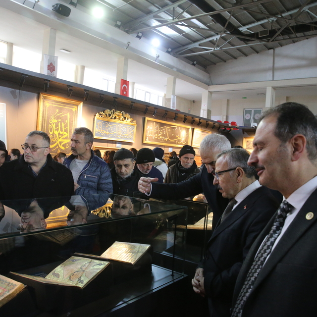Tokat'ta açılan "Kutsal Emanetler ve Vakıf Eserleri Sergisi" ilgi görüyor