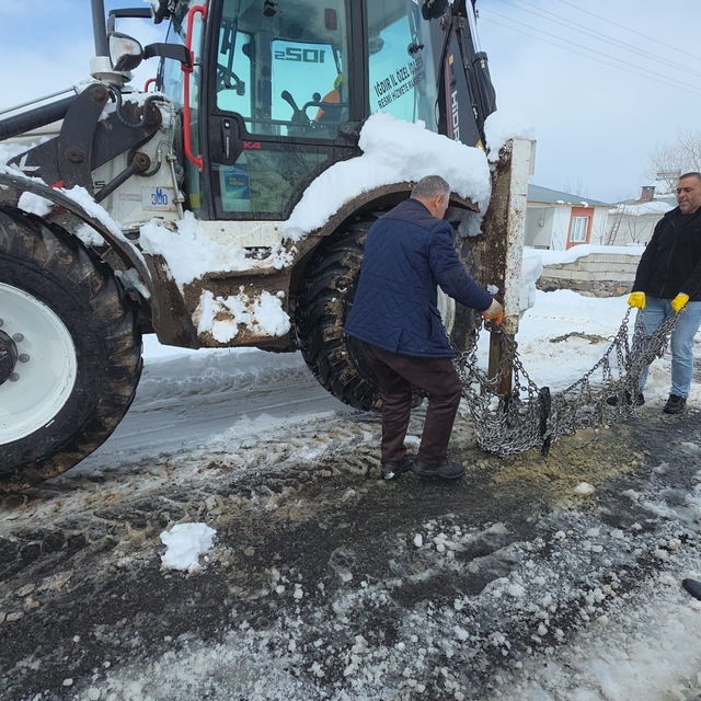 Tuzluca'da kar 32 köy yolunu kapattı, 22 köy yolu ulaşıma açıldı