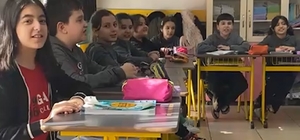 İlkokul öğrencilerinden "Kabe'de hacılar hu der Allah" ilahisi