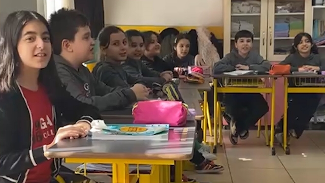 İlkokul öğrencilerinden "Kabe'de hacılar hu der Allah" ilahisi