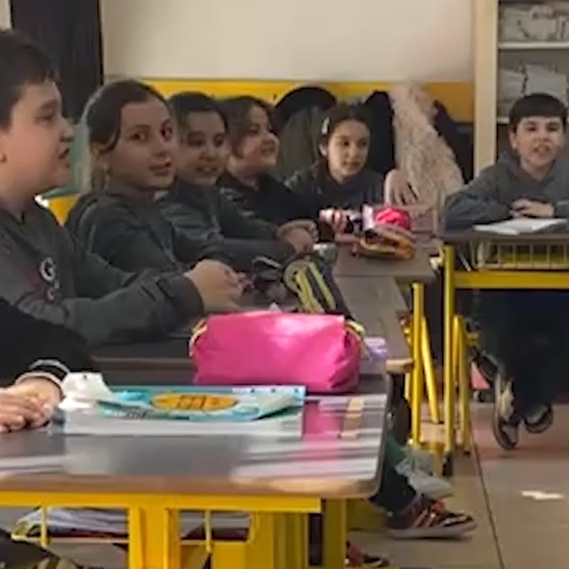 İlkokul öğrencilerinden "Kabe'de hacılar hu der Allah" ilahisi