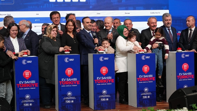 Yüzyılın Konut Projesi'nde Denizli Kura Çekimi yapıldı
Sanayi ve Teknoloji Bakan Kacır, hak sahiplerini tebrik etti
Bakan Kacır:
"Denizli'nin dört bir yanını yeni eser ve hizmetlerle donatmayı sürdüreceğiz"
"23 yıl önce 100'ü bulmayan destek alan KOBİ sayısı 28 bine çıktı"