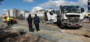 Kilis'te hafriyat kamyonları çarpıştı: 1 ağır yaralı