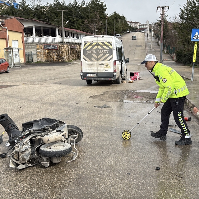 Minibüs ile çarpışan motosikletin sürücüsü öldü