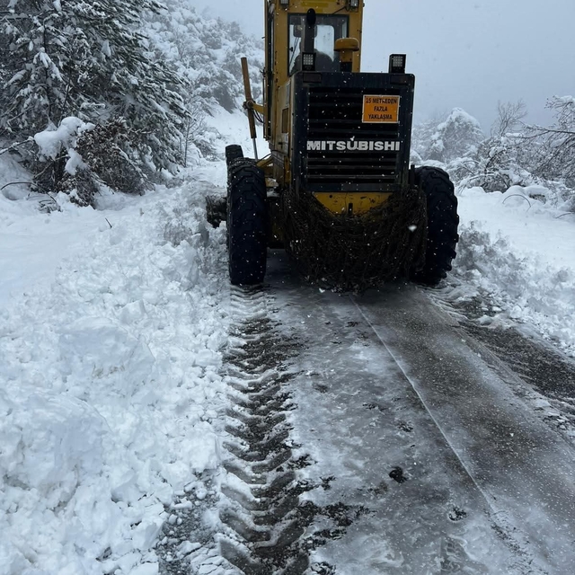 Bartın'da karla mücadele çalışmaları devam ediyor