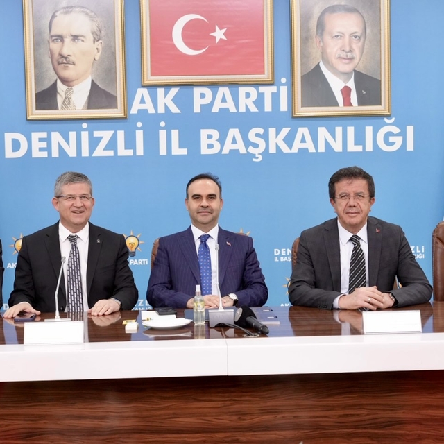 Sanayi ve Teknoloji Bakanı Mehmet Fatih Kacır Denizli partilileriyle bir ar...
