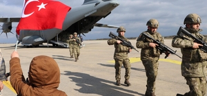 Almanya'da tatbikata katılan Mehmetçiklere duygulu karşılama