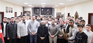 Son dönemde söylediği ilahilerle tanınan Celal Karatüre ve ekibi sahurda gençlerle buluştu