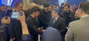 Bakan Yumaklı, gençlerle birlikte "Kabe’de Hacılar" ilahisini söyledi