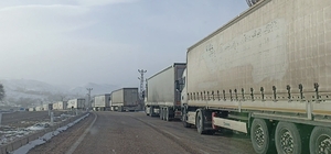 Sivas’ta tipi ulaşımı aksattı, kilometrelerce tır kuyrukları oluştu