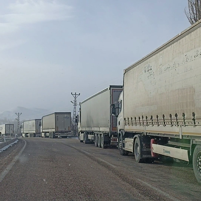 Sivas'ta tipi ulaşımı aksattı, kilometrelerce tır kuyrukları oluştu