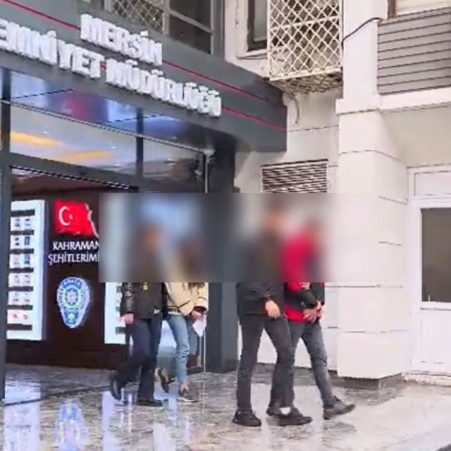 Kendilerini polis olarak tanıtan 4 dolandırıcı tutuklandı