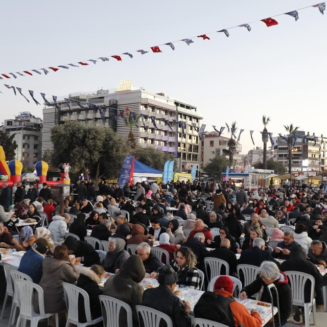 Kuşadası'nda Aydın Büyükşehir Belediyesi'nin İftar Programı'na vatandaşlard...