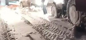 Kars'ta minibüs kara saplandı, mahsur kalan vatandaşlar kurtarıldı