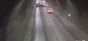 Tünelde iki otomobilin kafa kafaya çarpıştığı kaza kamerada