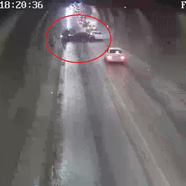 Tünelde iki otomobilin kafa kafaya çarpıştığı kaza kamerada