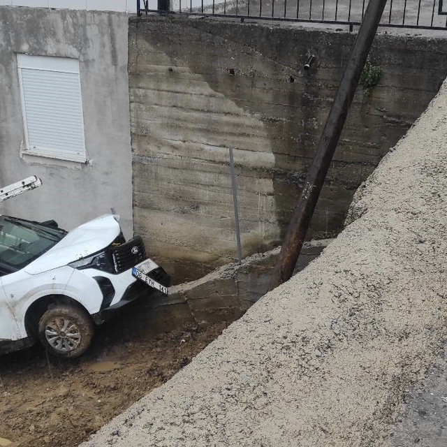 Yoldan çıkan otomobil tarlaya girdi