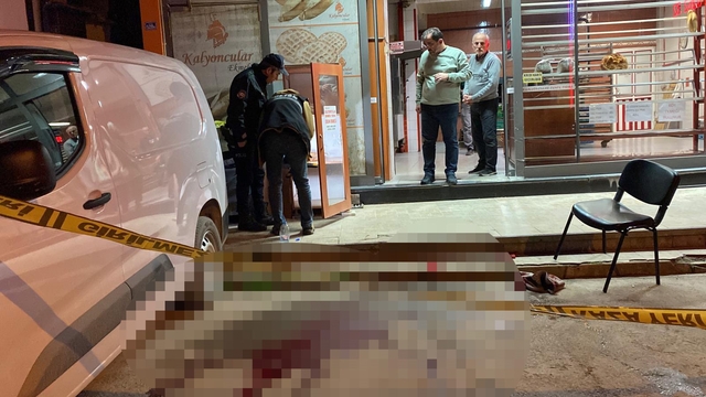 Pide almak için gittiği fırında dehşeti yaşadı
Pide kuyruğunda silahlı saldırıya uğradı