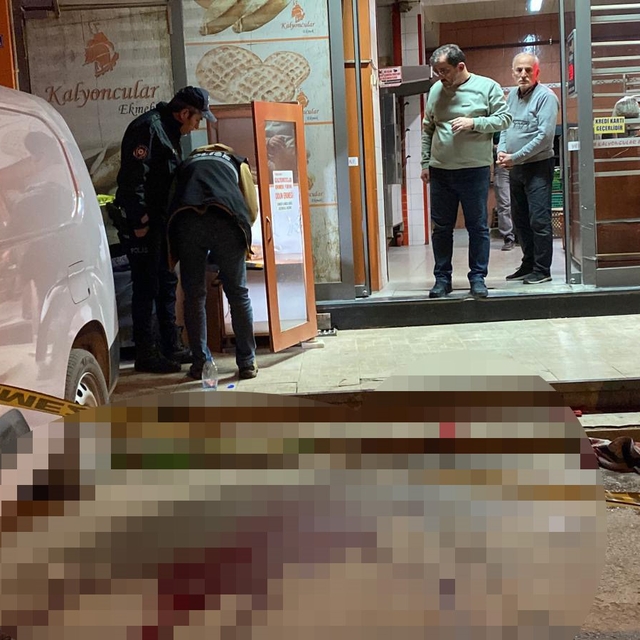 Pide almak için gittiği fırında dehşeti yaşadı
Pide kuyruğunda silahlı sald...