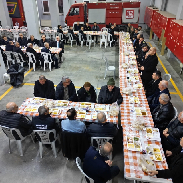 Kırıkkale Belediye Başkanı Önal, itfaiye personeliyle iftar sofrasında bulu...