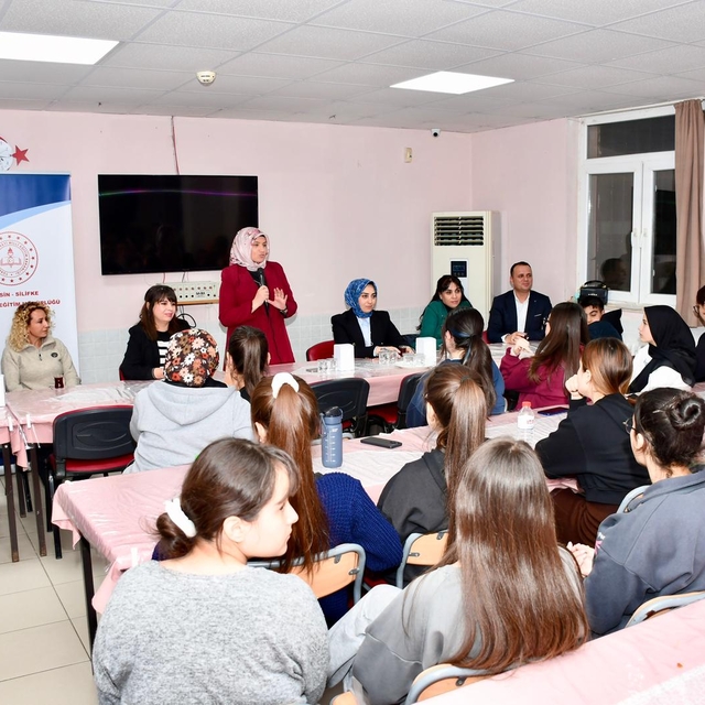 Silifke'de cumhuriyet savcıları kız öğrencilerle iftarda buluştu