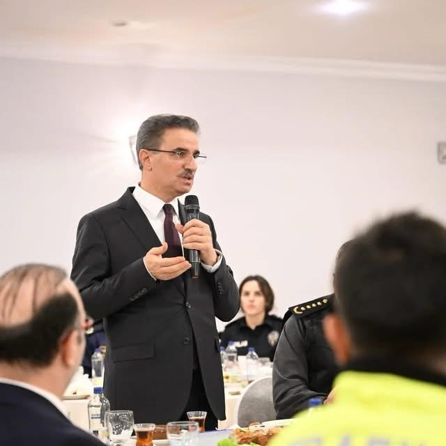 Vali Baruş, polis evinde iftar programında emniyet mensupları ile bir araya...