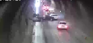 Tünelde otomobiller kafa kafaya çarpıştı, 1 kişi yaralandı: Feci kaza kamerada Önünde bekleyen araçlara çarpmamak için şerit değiştirdi, kafa kafaya çarpıştı