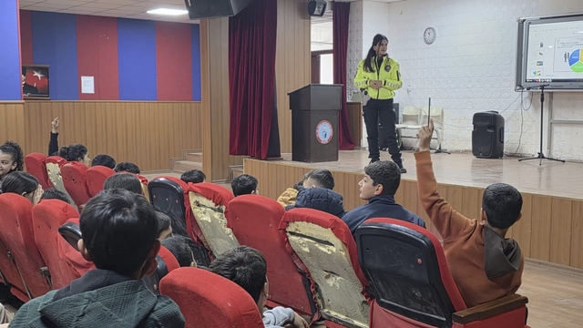 Mardin'de ortaokul öğrencilerine trafik eğitimi verildi