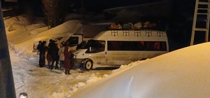 Köy yolunda mahsur kalan öğrenci servisi kurtarıldı