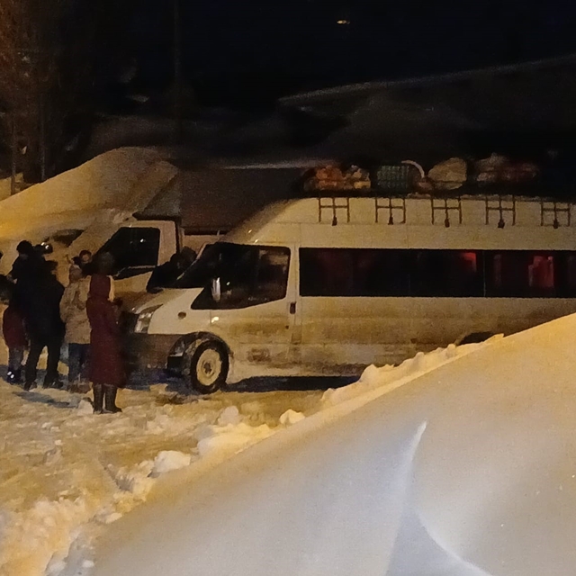 Köy yolunda mahsur kalan öğrenci servisi kurtarıldı