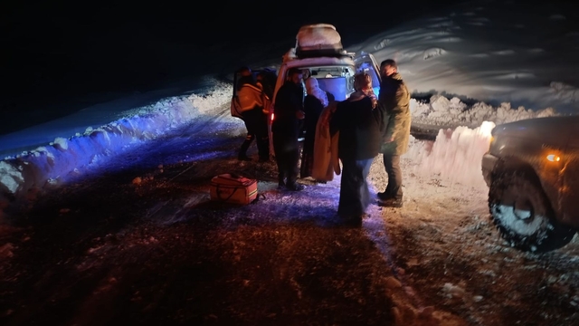 Siirt'te yolu kardan kapanan köylerdeki hastalar ekiplerce hastanelere ulaştırıldı