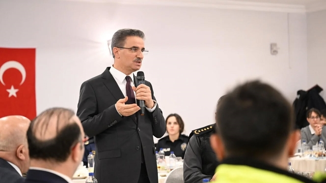 Erzurum Valisi Baruş, zorlu kış koşullarında görev alan polislerle iftarda buluştu