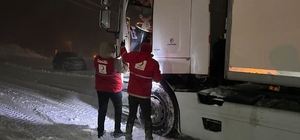 Tokat-Sivas kara yolunda kar nedeniyle yolda kalanlara AFAD ve Kızılay kuma...