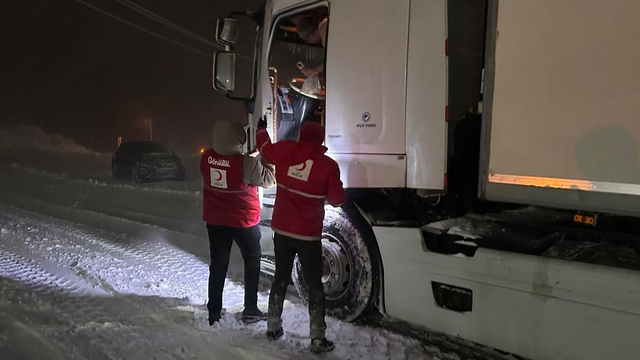 Tokat-Sivas kara yolunda kar nedeniyle yolda kalanlara AFAD ve Kızılay kumanya dağıttı