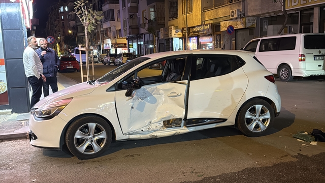 Mersin'de otomobille çarpışan motosikletteki 2 kişi yaralandı