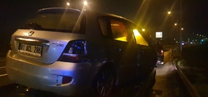 Otoyolda bariyerlere çarpan otomobilin sürücüsü yaralandı