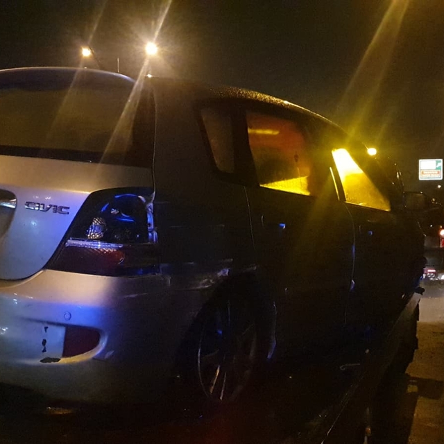 Otoyolda bariyerlere çarpan otomobilin sürücüsü yaralandı