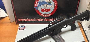 Sırtında taşıdığı halının içerisinde sakladığı ruhsatsız av tüfeğiyle yakalandı