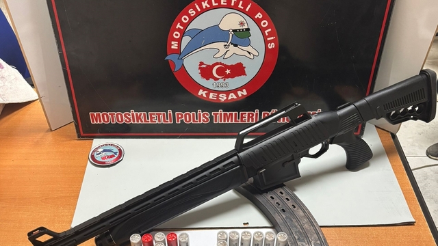 Sırtında taşıdığı halının içerisinde sakladığı ruhsatsız av tüfeğiyle yakalandı