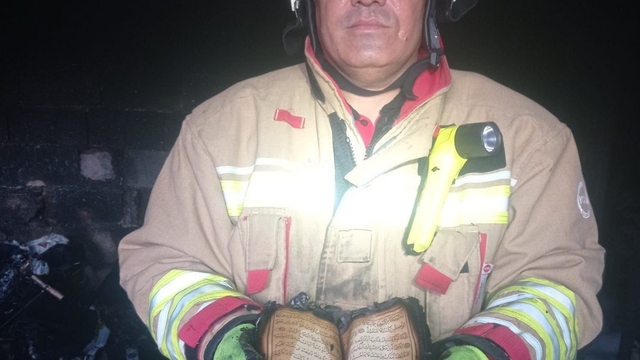 İtfaiye erleri alevlerin arasından Kur'an-ı Kerim'i kurtardı