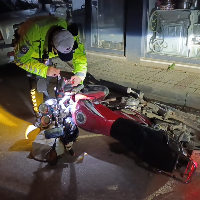 Polisin 'dur' ihtarına uymayan ehliyetsiz sürücüye 303 bin lira ceza