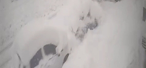 Yoldaki karı temizleyen iş makinası kardan kaybolan otomobile çarptı