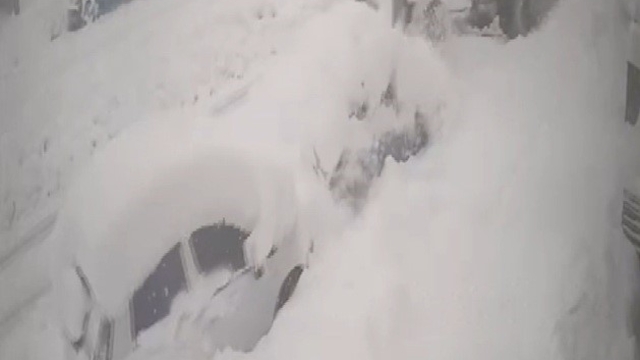 Yoldaki karı temizleyen iş makinası kardan kaybolan otomobile çarptı