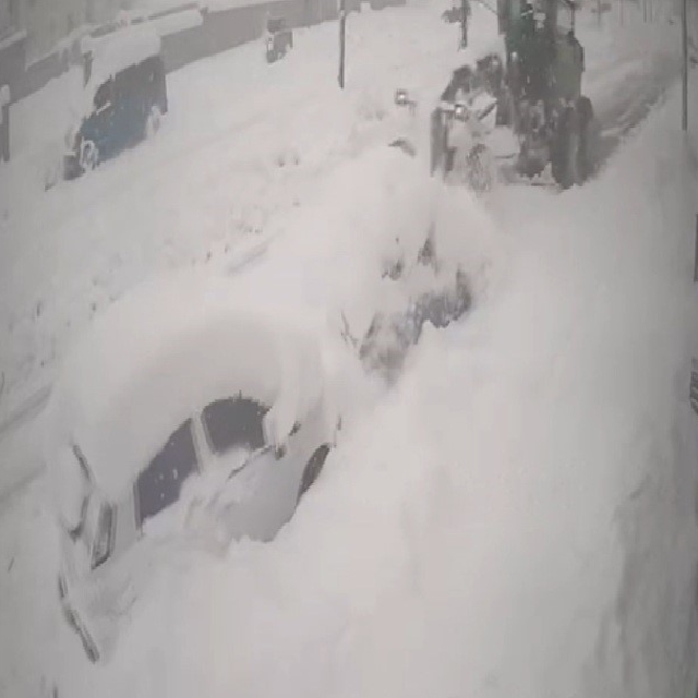 Yoldaki karı temizleyen iş makinası kardan kaybolan otomobile çarptı